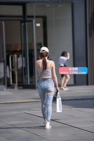 街拍吊带衫，破洞紧牛小姐姐（完整版）