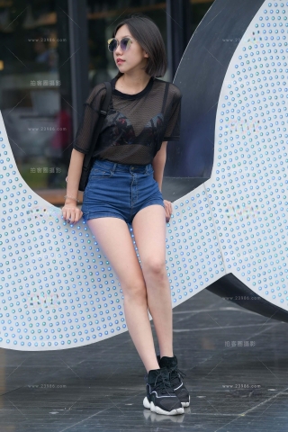 搭讪高腰牛仔热裤美眉