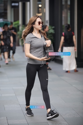 【凯恩赛帖】高冷紧身美眉