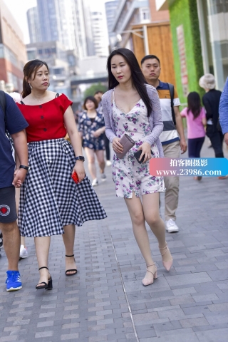 街拍碎花低胸裙凉高美女
