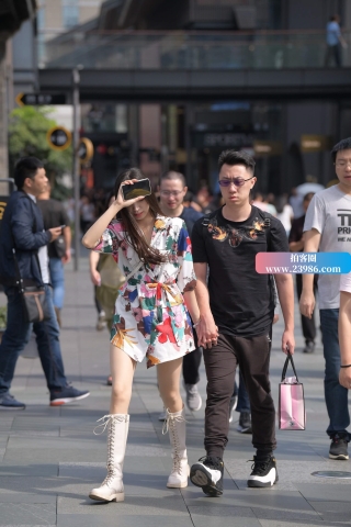 街拍花衣服长靴美眉