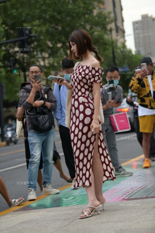 白白净净的短发女孩儿