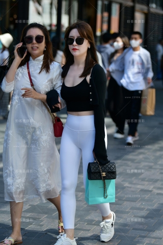 ★白瑜伽裤微丰腴美女