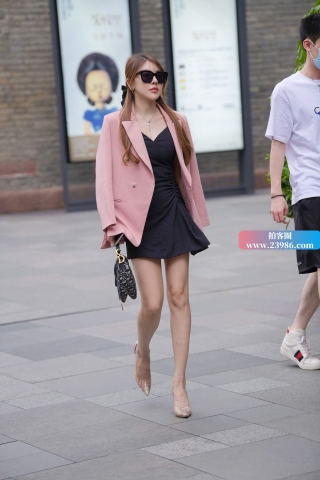 粉色外套女神姐姐