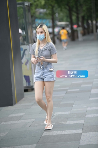 街拍白皙热牛小姐姐