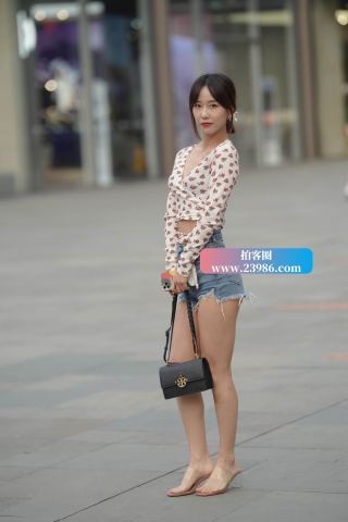 另一个版本的骨感热牛小姐姐