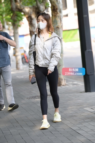 街拍饱满紧身裤美女