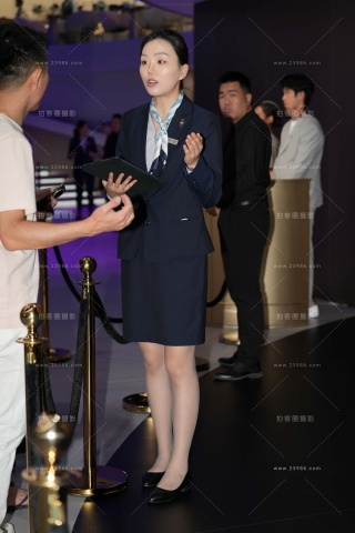 超薄丝制服的汽车导购员小姐姐