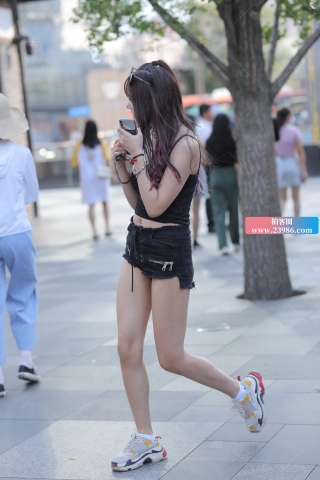 害羞的长腿女孩