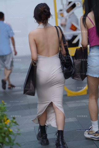 街拍性感露背裙美女
