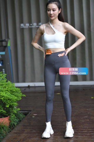 活泼可爱马尾辫小姐姐