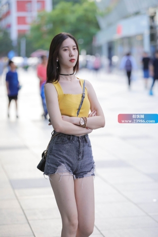 街拍黄衣服热裤美眉