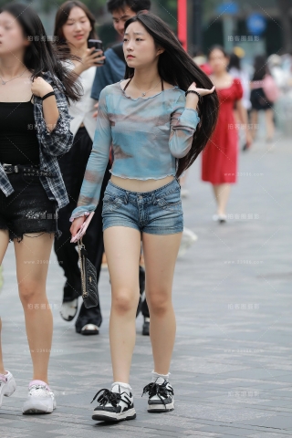 长发热裤小姐姐