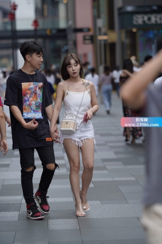 街拍漂亮的白短热裤女友