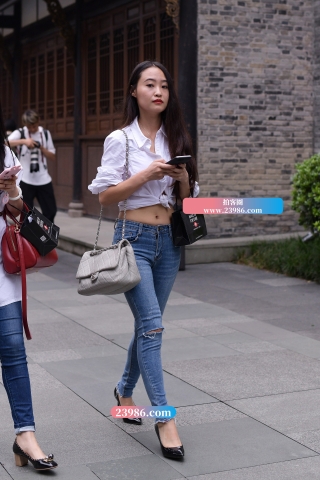 【街拍之魂赛帖】紧身蓝色牛仔裤