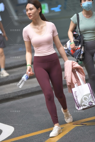 淡粉色T恤紧身裤娇妻