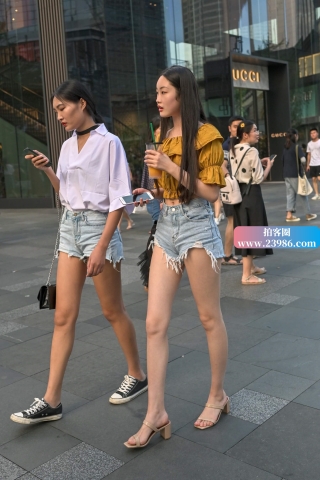 街拍高腰热裤长腿美眉