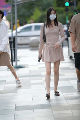 街拍短裙小姐姐