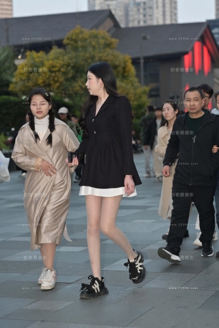 街拍黑色裙丝腿小姐姐