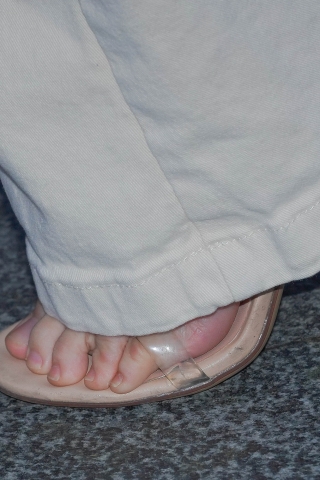 手如柔荑 肤如凝脂 美目盼兮