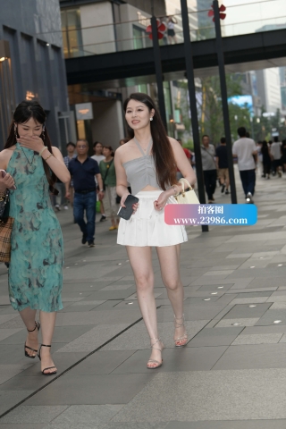 肤白貌美大长腿短裙美女