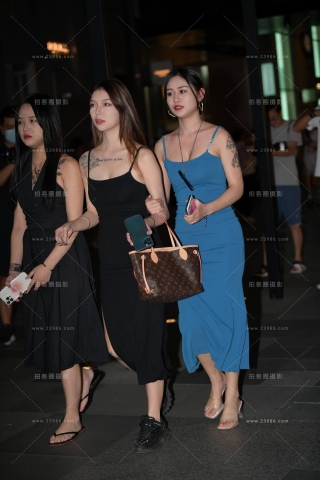 夜拍蓝色吊带长裙小姐姐