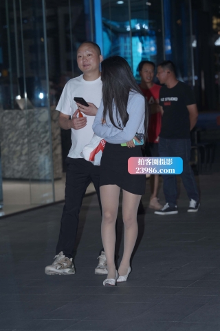 夜拍喜欢穿R丝的白色高跟美眉