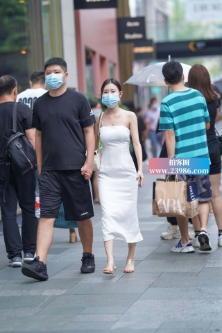 街拍骨感的吊带白裙女友