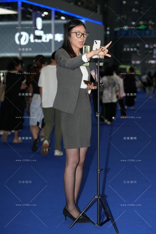 黑色丝韵味汽车主播