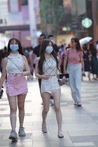 偶遇白热裤美腿小仙女