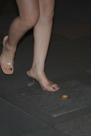 街拍皮短裙美腿美女