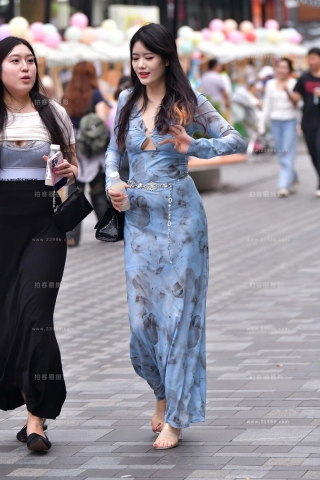 街拍长裙姐姐跟闺蜜