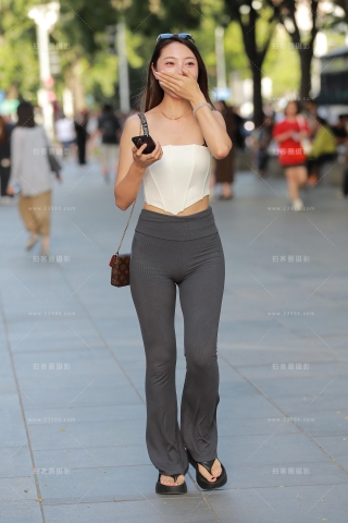 灰色紧身裤美女