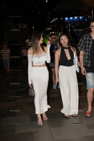 白裙美zu美女跟闺蜜逛街