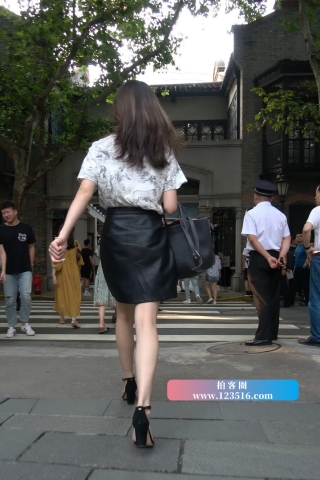 4K - 性感皮短裙街拍美女小姐姐 [1.23 GB/MP4]（视频版）