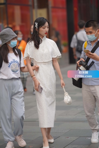 街拍漂亮的白裙姐姐