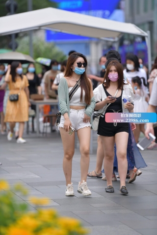 酷酷的热牛大美女