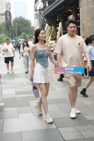 小白短裙漂亮女友~很是羡慕