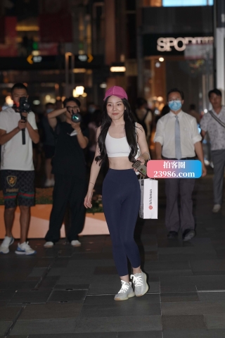 黑夜中的紧身妹