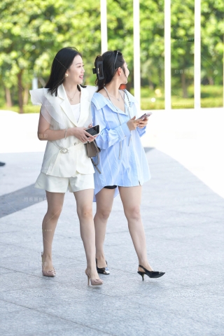 街拍气质的美腿姐妹