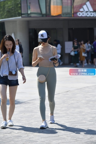 街拍瑜伽裤蜜桃臀美眉