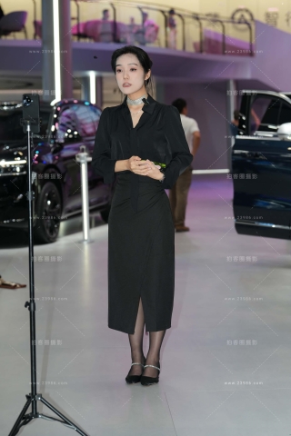 黑色裙下的黑丝~