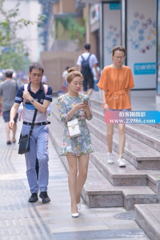 街拍花裙子高跟妹纸