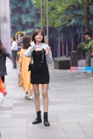 街拍短裙短靴美眉