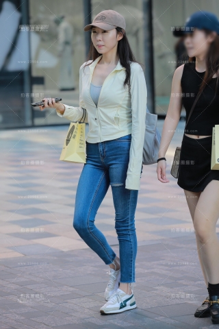 蓝色牛仔裤美女