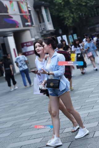 【咔喳赛贴】热裤妹妹