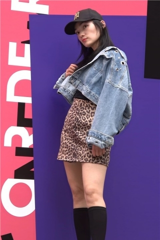 4K - 时尚豹纹群美丽大方街拍美腿美女 [1.20 GB/MP4]（视频版）