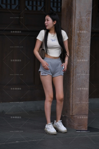 运动短裤美腿美眉