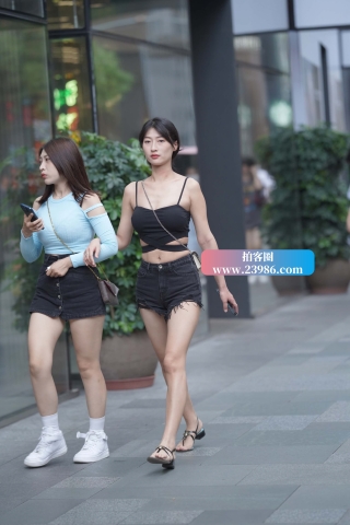 街拍大长腿高挑热裤美女