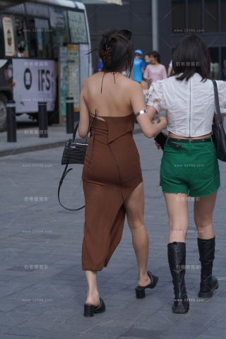 街拍棕色裙小姐姐